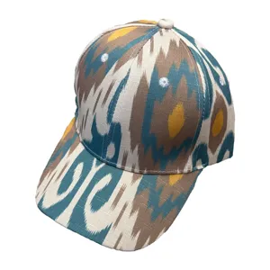 Detailaufnahme der traditionellen Ikat-Baseballkappe mit blauen und braunen Mustern.