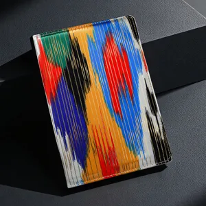 Primer plano detallado de la cubierta del cuaderno de arte étnico con rayas abstractas.