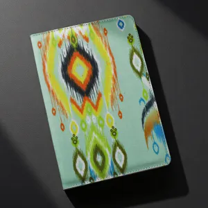 Cuaderno verde menta de estilo étnico con patrón ikat colorido, diario de diseño creativo.