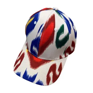 Detailansicht der ethnischen Baseballkappe mit buntem Ikat-Muster und gebogenem Schirm.