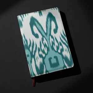 Primer plano detalle de cubierta de cuaderno con diseño étnico tradicional verde y blanco