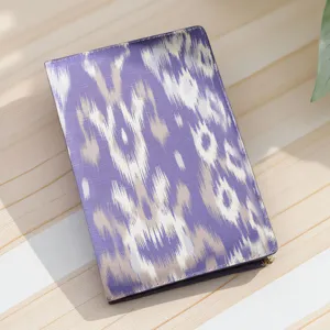 Vista detallada de la portada de cuaderno estilo étnico con patrón ikat morado, diario cultural.