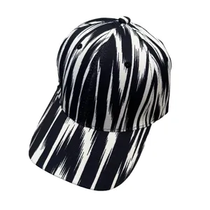 Schwarz-weiße abstrakte gestreifte Baseballkappe Nahaufnahme Detail, ethnischer Sonnenhut
