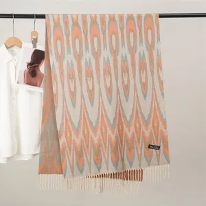 Sciarpa scialle con nappe stampata in stile etnico, design alla moda per uomo e donna.