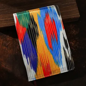 Cuaderno de tela de estilo étnico con rayas coloridas y vibrantes, ideal para diario.