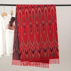 Sciarpa etnica con motivo rosso e nappe, scialle classico in stile Xinjiang da donna.