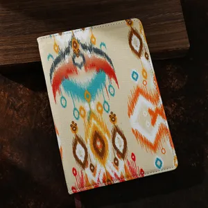Detalle de cuaderno de tela étnica con diseño de patrón ikat tradicional vibrante.