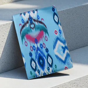 Cuaderno con patrón ikat tradicional, diario cultural creativo para viajes y escritura diaria.