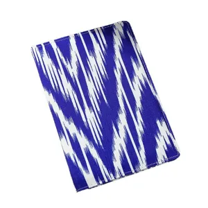 Cubierta de cuaderno de tela azul y blanca estilo étnico con patrón ikat tradicional para diario.