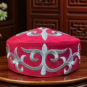 Detailansicht des traditionellen kasachischen bestickten Damen-Tanzhuts in Rot und Silber.