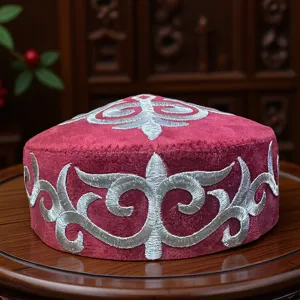 Nahaufnahme der traditionellen kasachischen Damen bestickten Tanzmütze mit Mustern.