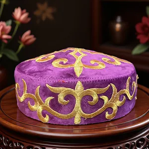 Nahaufnahme des traditionellen kasachischen lila bestickten Tanzhuts mit goldenen Mustern.