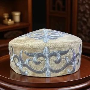 Nahaufnahme des traditionellen ethnischen bestickten Kasachin-Tanzhutes im Detail.