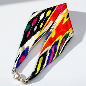 Sciarpa di seta stile Xinjiang con ciondolo chiusura magnetica di perla, foulard etnico.