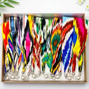 Set nastro foulard in seta stile etnico con fibbia magnetica di perla, dettaglio col.