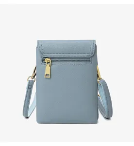 Vue détaillée du petit sac bandoulière pour femme en cuir texturé et élégant pour téléphone.