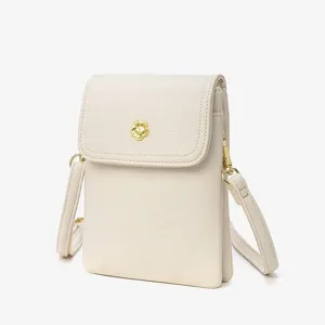 Sac bandoulière blanc cassé texture litchi avec élégant fermoir floral doré et sangle.
