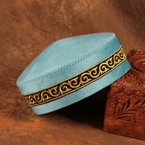 Kasachischer bestickter blauer runder Hut Detail, traditionelle ethnische Männer Mütze Nahaufnahme.