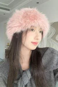 Fluffy pink faux fur bucket hat for women, winter warm furry fisherman hat for daily wear.