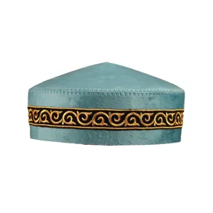 Traditionelle kasachische bestickte Kappe, elegante blaue Samtmütze mit goldenen Mustern.