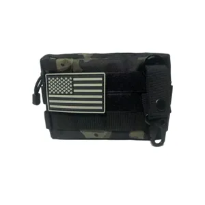 Vue détaillée de la pochette utilitaire tactique MOLLE, équipement EDC camouflage résistant.