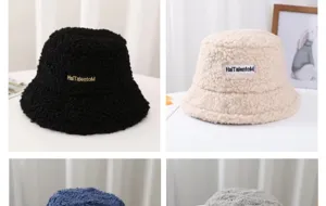 Vue détaillée du chapeau seau en polaire douce d'agneau, avec une délicate broderie.