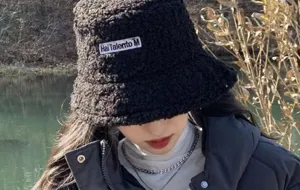 Chapeau seau en peluche duveteuse noire pour femme hiver chaud epais bob detail