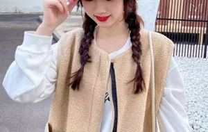 Vue détaillée d'un gilet en fourrure agneau avec sweat et bob dans un style urbain extérieur.