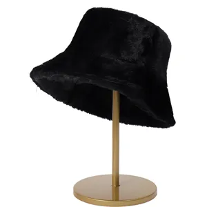 Nahaufnahme Detailansicht eines schwarzen Plüsch-Fischerhutes auf einem eleganten goldenen Ständer.