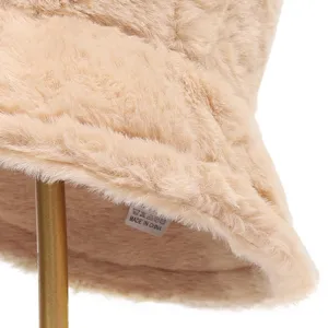 Detailaufnahme der weichen flauschigen Kunstkaninchenfell Fischerhut in Beige für gemütlichen Winter.