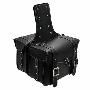 Gedetailleerd overzicht van de zwarte lederen motorzadelpoot met witte stiksels.