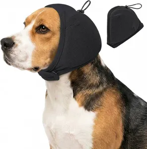 Nahaufnahme der schwarzen beruhigenden Hundehaube mit elastischem Stoff und guter Passform.