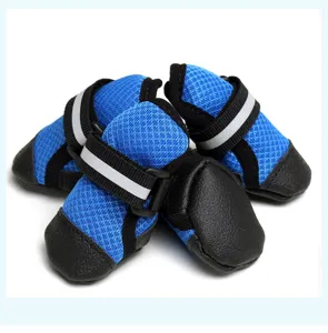 Dettaglio scarpe per cani rete traspirante con suola antiscivolo e cinturino riflettente per animali.