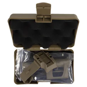 Luce tattica per elmetto in custodia marrone con gommapiuma e accessori di montaggio base.