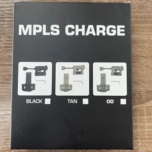 Confezione di luce per elmetto tattico che mostra opzioni di colore nero e tan.