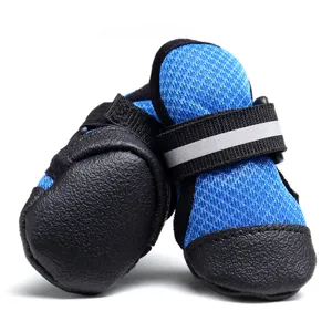 Scarpe traspiranti per cani con suola in gomma antiscivolo e cinturini riflettenti in velcro.
