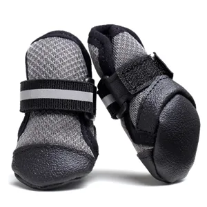 Scarpe per cani in rete traspirante con suola antiscivolo in gomma e cinturini riflettenti.