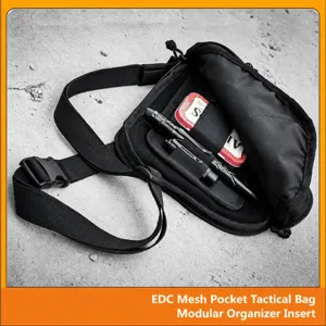 Détail de l'organisateur modulaire pour sac tactique, avec poches et sangles internes.