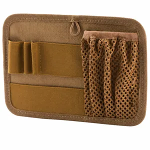 Détail d'insert de sac tactique avec boucles élastiques et poche en filet pour équipement EDC.