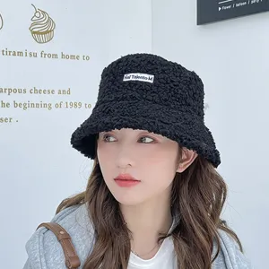 Chapeau bob noir en peluche d'agneau pour femme chapeau chaud epais avec broderie de lettres.