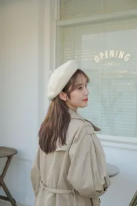 Elegante Damen Wollbaret Mütze für Herbst und Winter, einfarbige warme Vintage Kappe, beige.