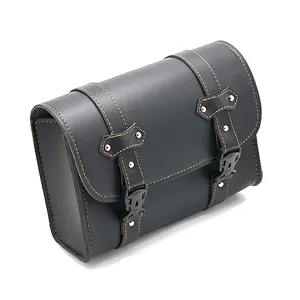 Schwarze Leder Motorrad Satteltasche Detailansicht, Retro Werkzeugtasche mit doppelten Schnallen.