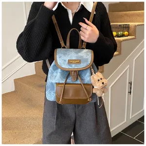 Jeans Rucksack mit braunem Leder und Bärenanhänger, lässige modische Freizeittasche neu.