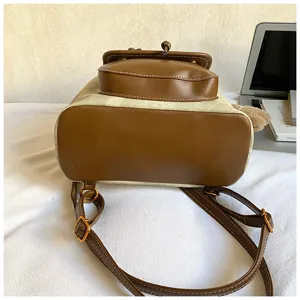 Lässiger Damen-Rucksack aus Canvas mit braunem PU-Lederbesatz und verstellbaren Trägern.