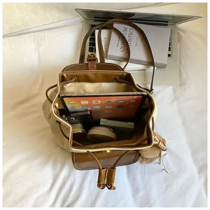 Rückseite Detailansicht des Retro Rucksacks aus Canvas und Leder mit grossem Fassungsvermögen.