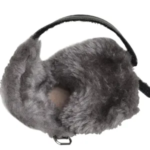 Scarpe invernali calde per cani in morbido pile grigio con cinturino nero regolabile e fibbia.
