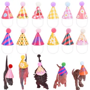 Simpatici cappelli per feste di compleanno di animali domestici con pon-pon colorati, cappelli.