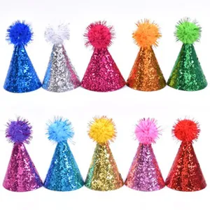 Cappelli da festa glitterati colorati con ponpon soffici, allegri berretti di compleanno.