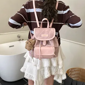 Rosa Leder Rucksack für Damen, stilvoller Freizeit-Tagesrucksack mit Bärenanhänger und Klappentasche.