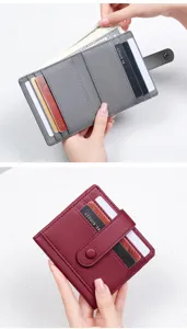 Gros plan détaillé du porte-cartes compact en cuir synthétique avec fermeture à pression.